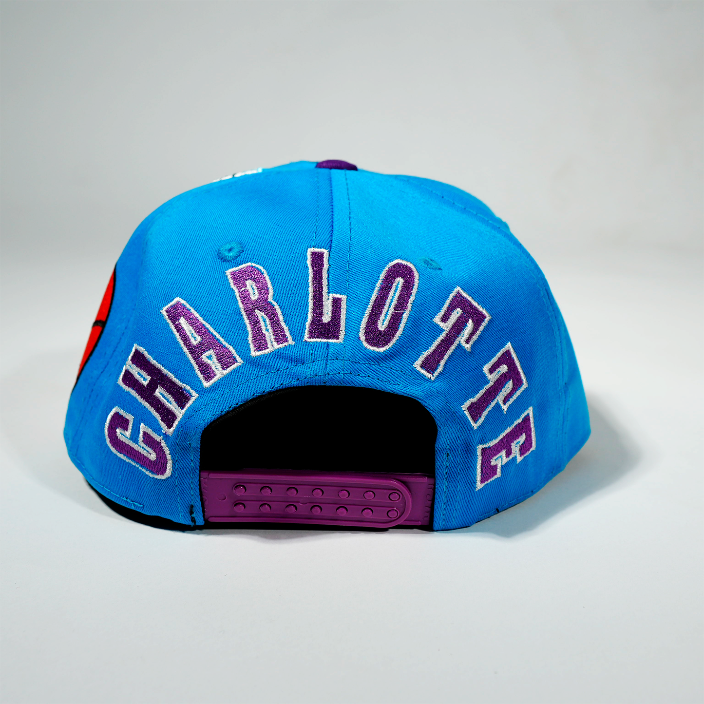 Gorra Logo Hornets plana azul y morada
