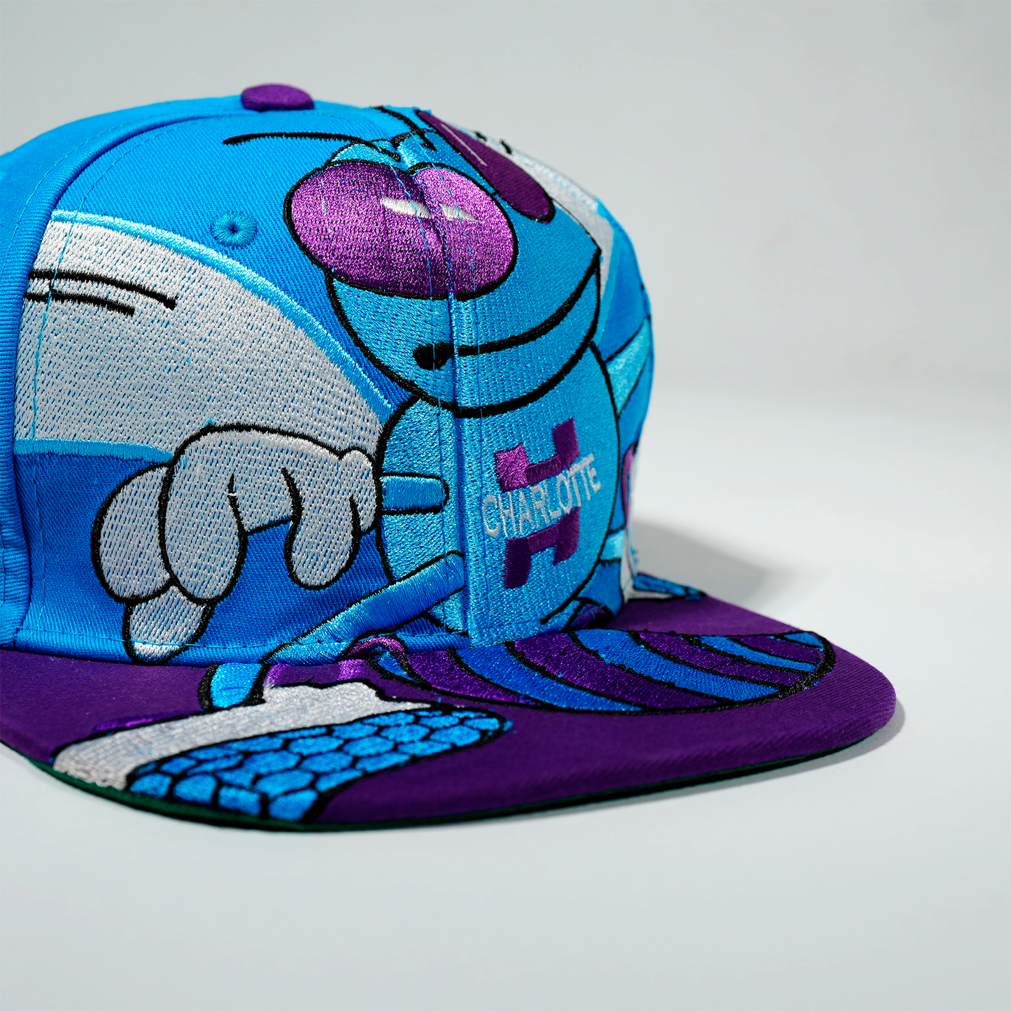 Gorra Logo Hornets plana azul y morada
