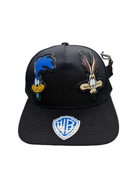 Gorra coyote y corre caminos